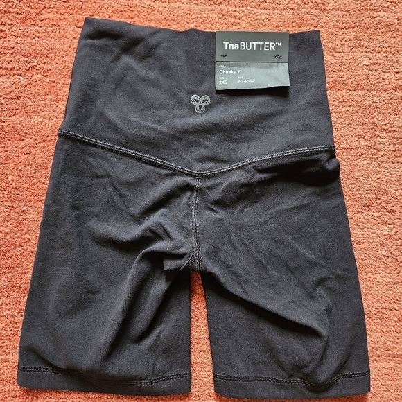 Aritzia TnAction TnaBUTTER™ Cheeky Hi-Rise 7" Short Legging Size 2XS Black - Picture 3 of 5
